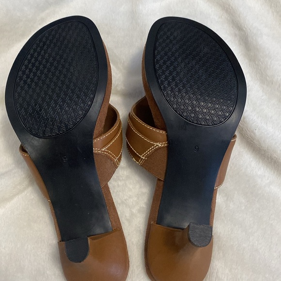 Womens size 9 tan leather thong low heeled sandals with buckle on the side. - Picture 7 of 9